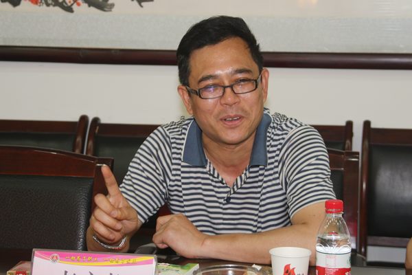 下石節(jié)礦礦長李文輝介紹礦井發(fā)展建設(shè)情況