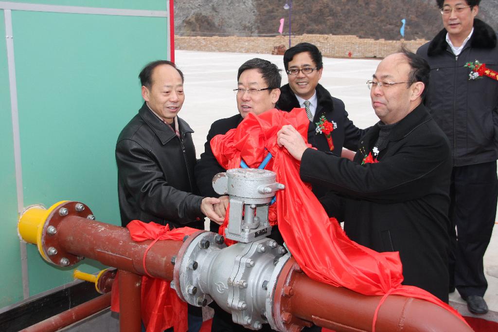  公司總經(jīng)理宋志剛、黨委書記黃河為下石節(jié)礦天然氣工程開閥送氣