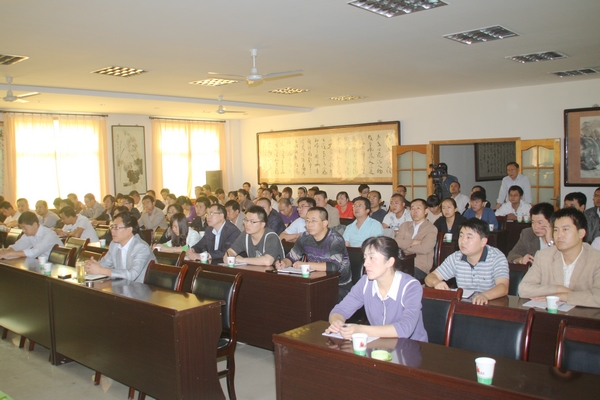 廣大學(xué)員認(rèn)真聽講