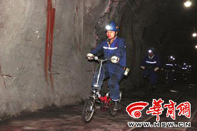 　下石節(jié)煤礦工人在礦道里騎自行車本報(bào)記者 薛振宇 攝