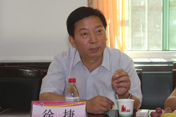 公司黨委副書記、紀(jì)委書記徐捷介紹國資委領(lǐng)導(dǎo)來礦調(diào)研的目的