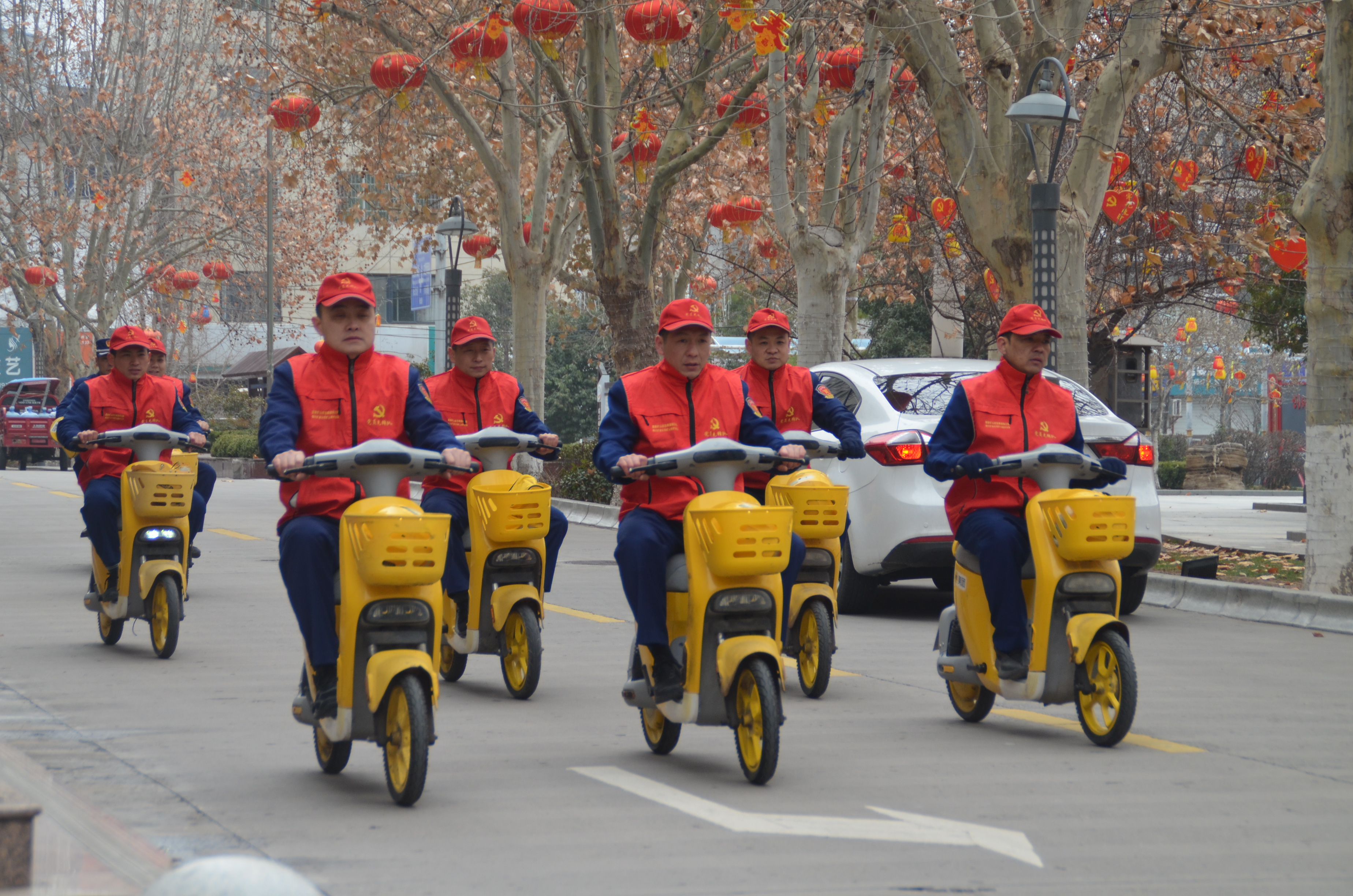 公司團委組織青年志愿者在市區(qū)宣傳綠色出行、文明出行志愿服務活動