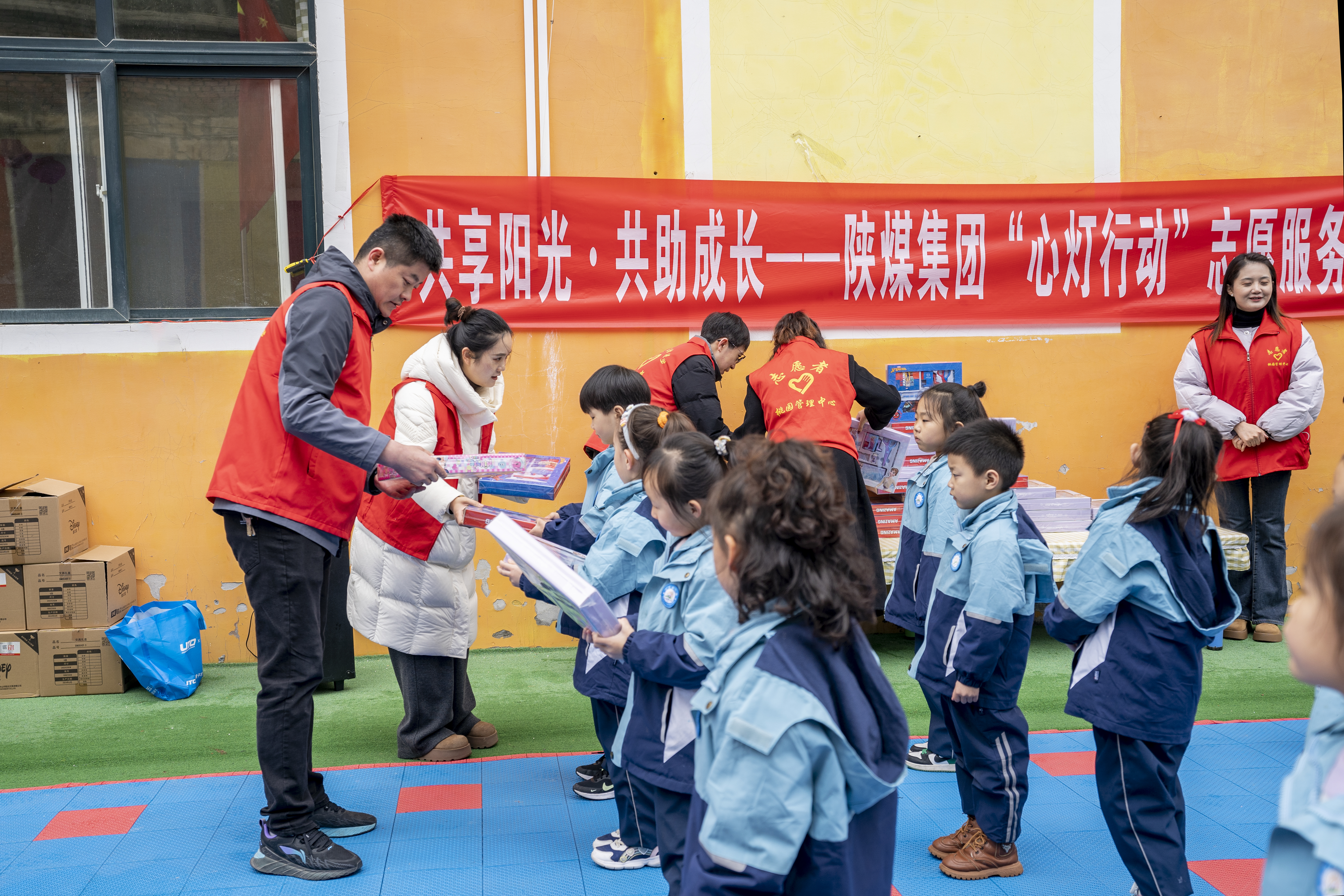 公司團委組織青年志愿者在桃園小區(qū)心蕊幼兒園開展“共享陽光·共助成長