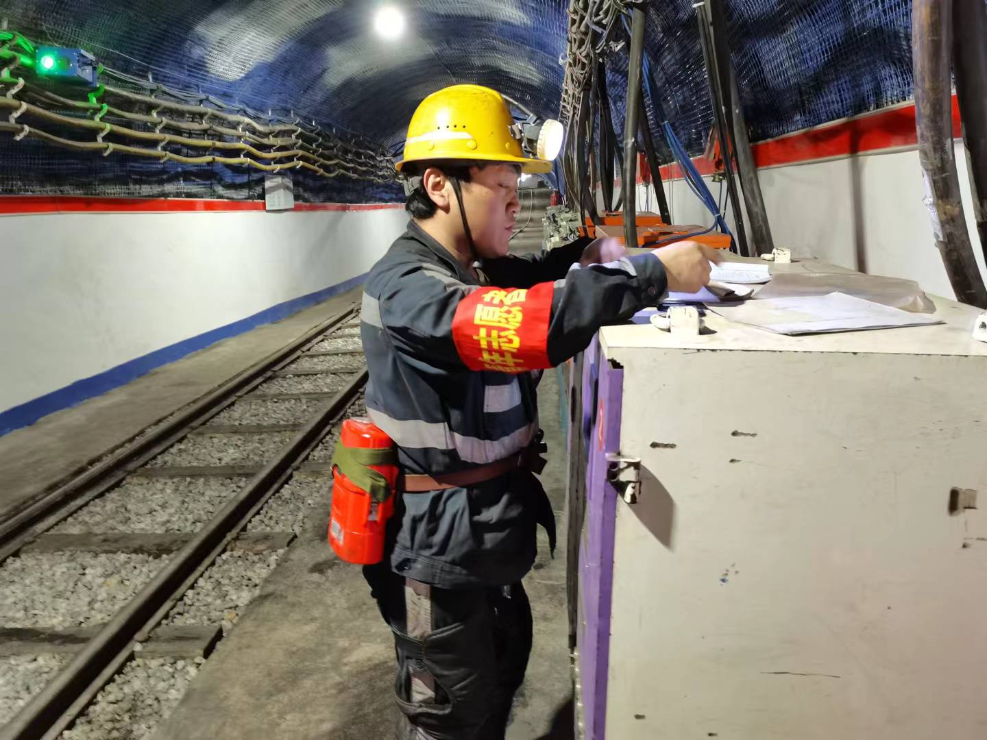 青崗員在井下開展青監(jiān)崗隱患排查活動，助力礦井安全穩(wěn)定